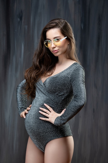 Belle femme enceinte mince avec des lunettes. Vision saine et grossesse.