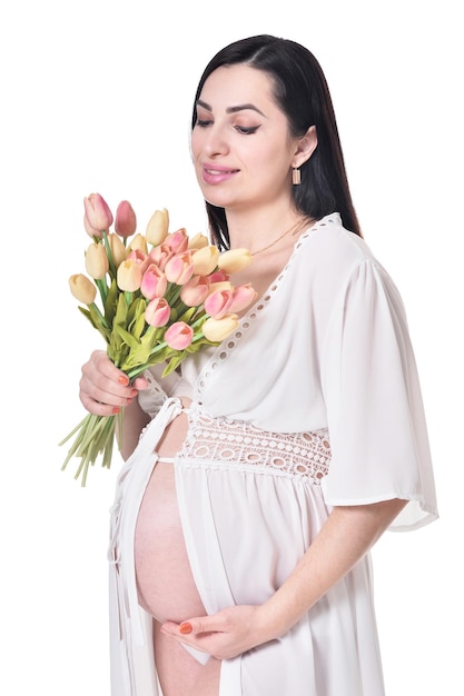 Belle femme enceinte posant isolé sur fond blanc