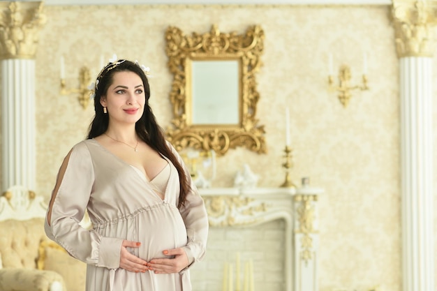 Belle femme enceinte posant