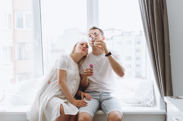 Belle femme enceinte et son beau mari