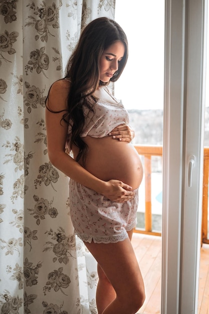 Une belle femme enceinte tenant son ventre