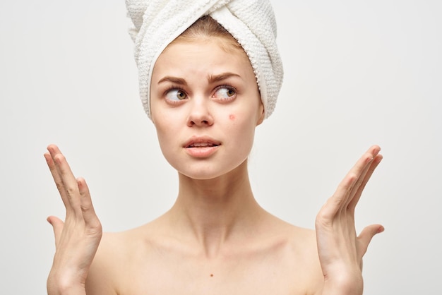 Belle femme épaules nues dermatologie fond isolé photo de haute qualité