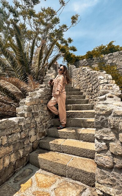 Belle femme sur les escaliers de roche