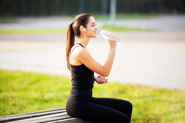 Belle femme est engagée dans le fitness à l'extérieur