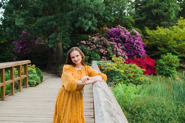 Belle femme en été en robe jaune