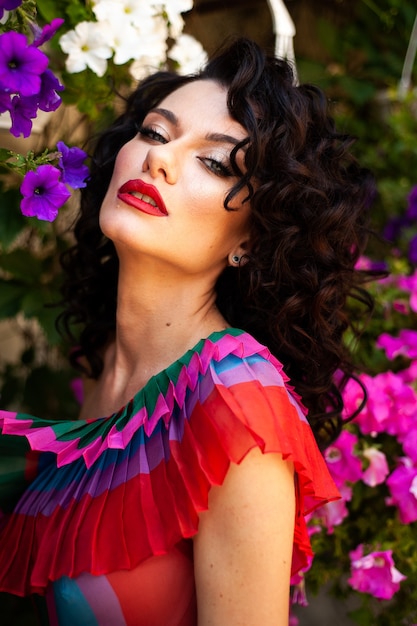 Belle femme européenne avec des fleurs