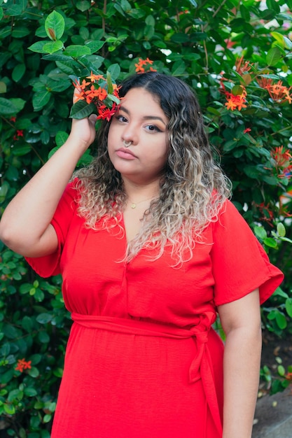 Photo belle femme à l'extérieur avec des fleurs