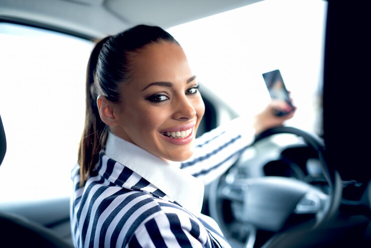 Photo belle femme faisant autoportrait en voiture.