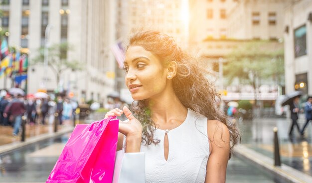 Belle femme faisant du shopping à New York