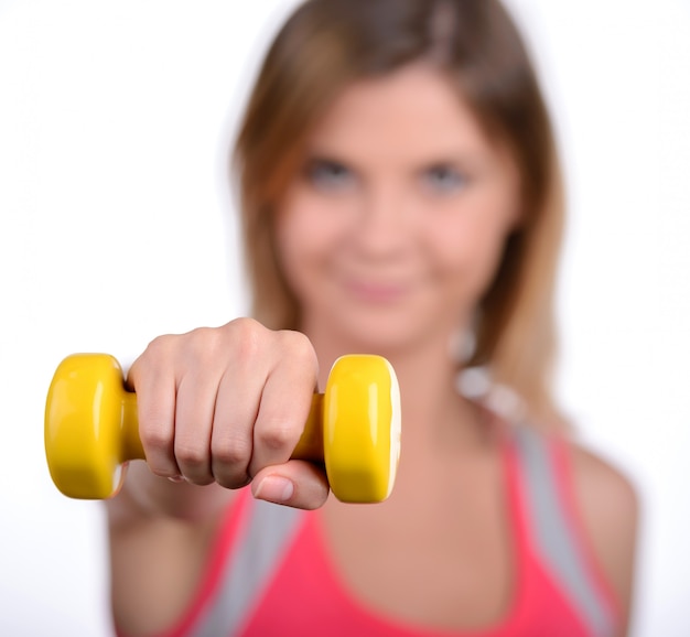 Belle femme faisant des exercices de remise en forme avec des haltères.