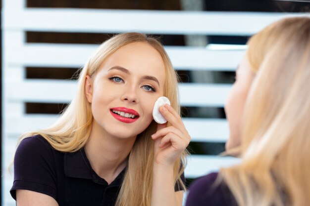 Belle femme faisant le maquillage du soir