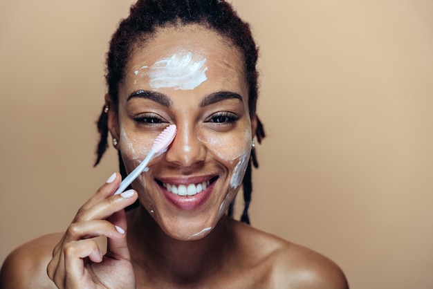 Belle femme faisant des soins de beauté de la peau et du visage