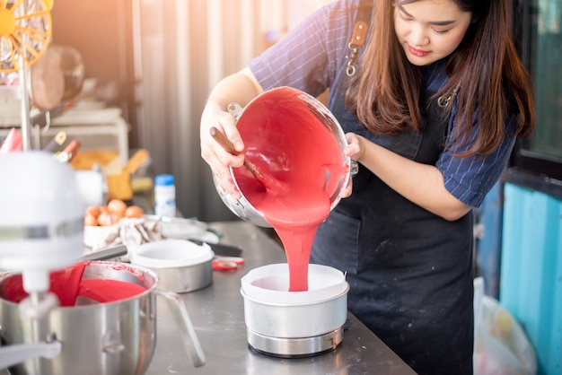 Belle femme fait une boulangerie