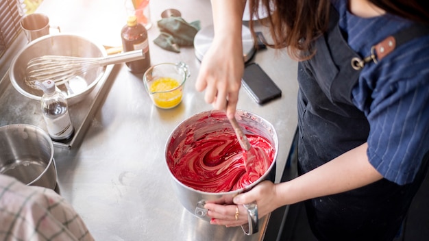 Belle femme fait une boulangerie