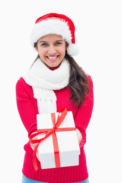 Belle femme festive offrant un cadeau