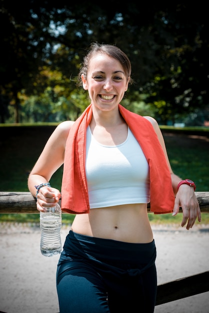 belle femme fitness détente après le sport