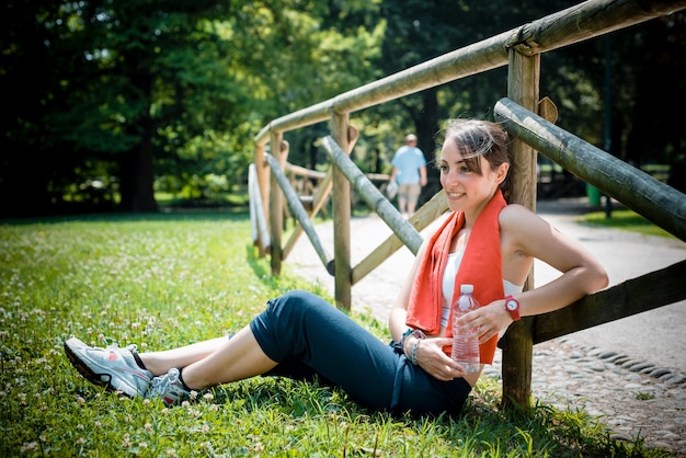 belle femme fitness détente après le sport