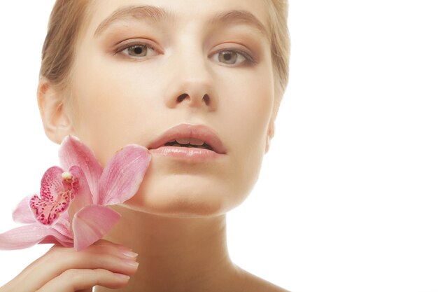 Belle femme avec fleur rose