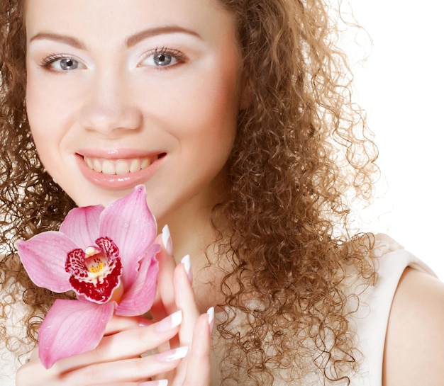 Belle femme avec fleur rose