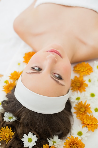 Belle femme avec des fleurs dans un salon de beauté