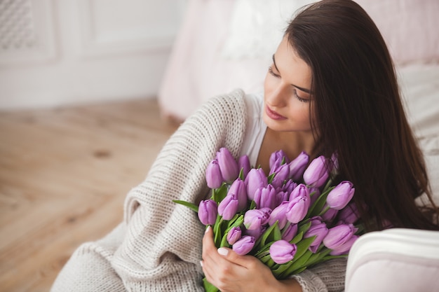 Belle femme avec des fleurs à l'intérieur