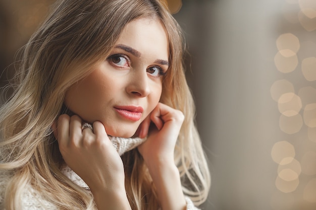 Belle femme sur fond de Noël