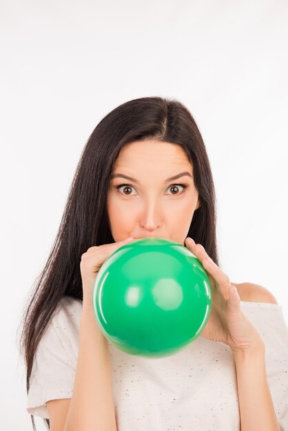 Belle femme en forme dans une chemise blanche avec un ballon