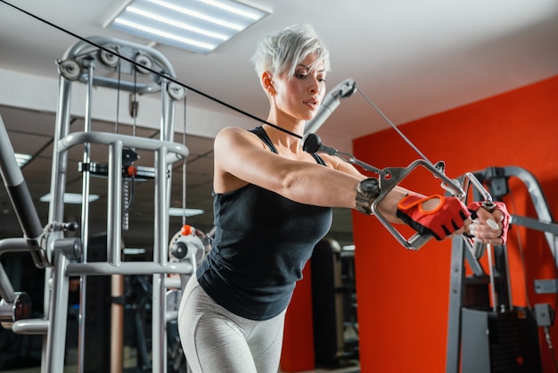 Belle femme en forme musculaire exerçant la musculation