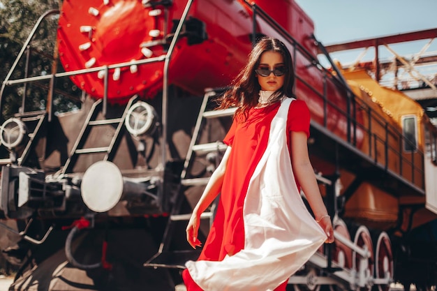 Belle femme à la gare