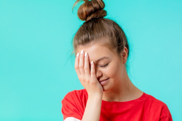 Belle femme gênée couvrant avec la main son œil