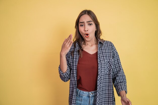 Une belle femme avec un geste de la main en agitant le piquant avec fond