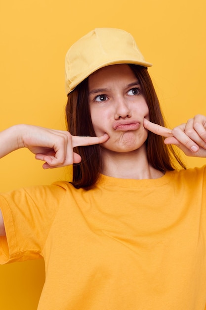 Belle femme geste de la main émotions style d'été fond jaune