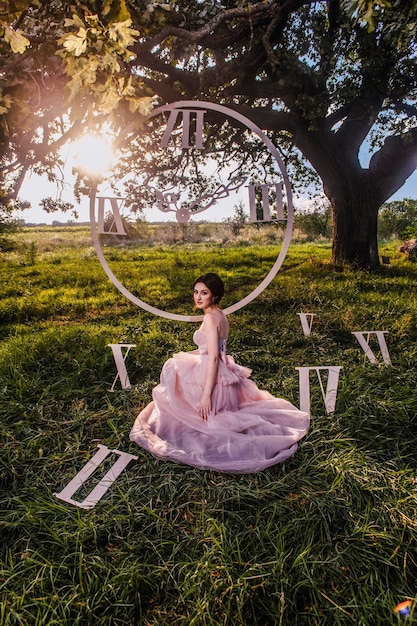 Belle femme avec de grandes horloges en bois