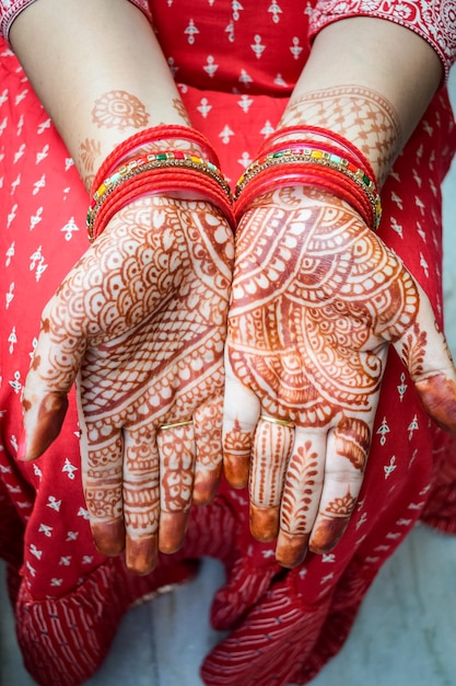 Photo une belle femme habillée selon la tradition indienne avec un dessin de henné mehndi sur ses deux mains