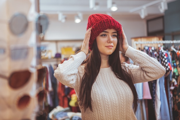 Belle femme heureuse, appréciant faire du shopping au magasin de vêtements