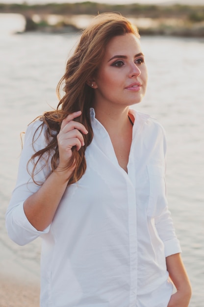 Belle femme heureuse seule sur la plage