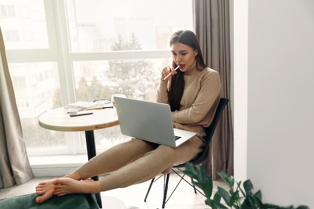 Belle femme heureuse travaillant avec un ordinateur portable