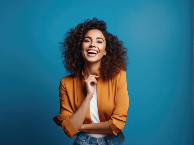 Belle femme heureuse très surprise isolée sur fond bleu