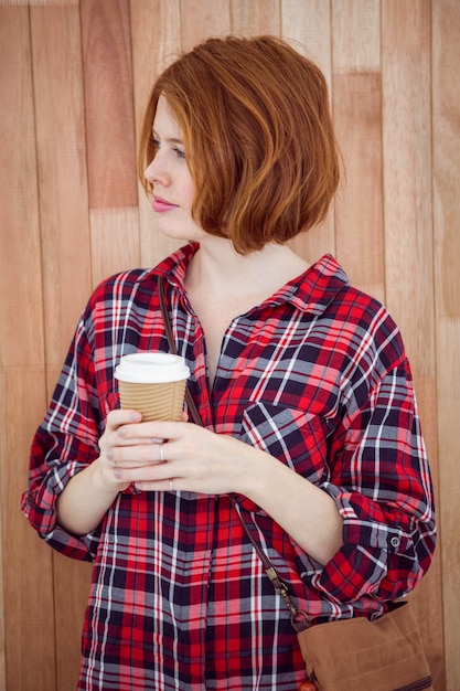 belle femme hipster tenant une tasse de café