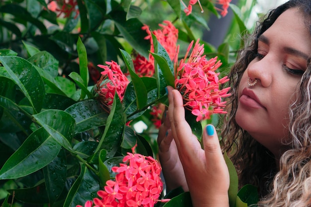 Belle femme hispanique à l'extérieur avec des fleurs