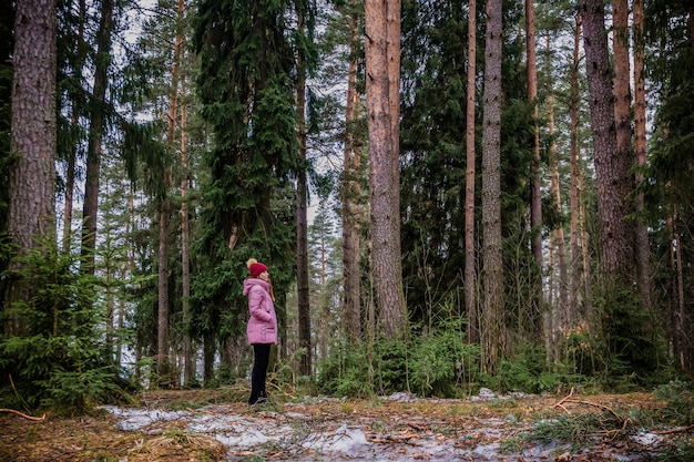 belle femme sur une image de modèle de jour d'hiver avec fond