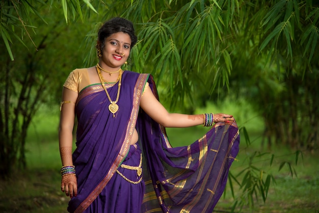 Photo belle femme indienne dans un costume traditionnel sari