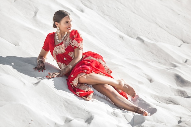 Belle femme indienne portant le sari. Femme en vêtements indiens ethniques.