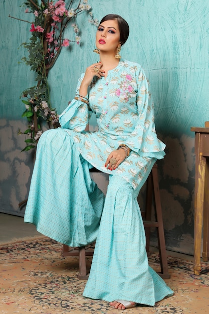 Belle femme indienne en robe verte élégante