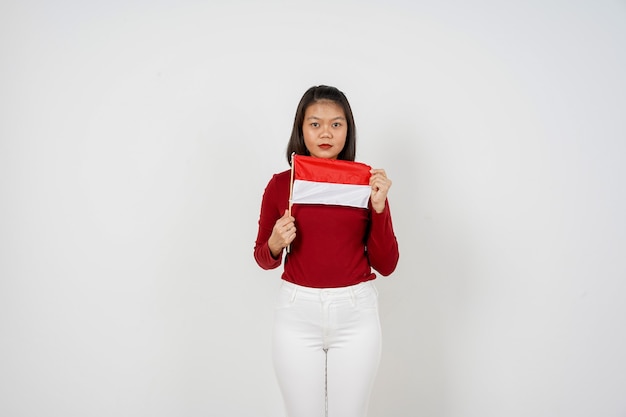 Belle femme indonésienne heureuse de célébrer la fête de l'indépendance de l'Indonésie