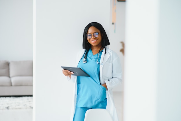 Belle femme infirmière afro-américaine avec stéthoscope