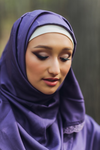 Belle femme islamique dans une robe musulmane debout sur un parc d'été rue fond forêt arbres d'automne. Journée mondiale du hijab.
