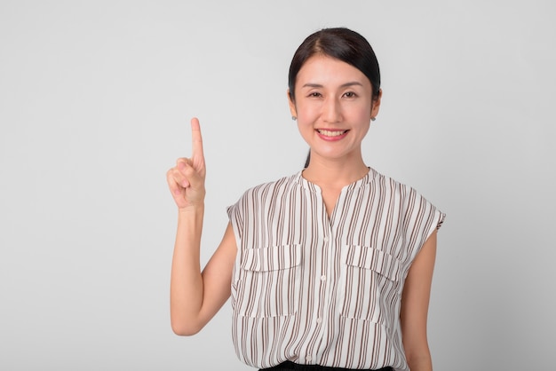 belle femme japonaise contre le mur blanc