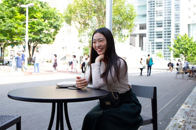 Belle femme japonaise dans un environnement urbain