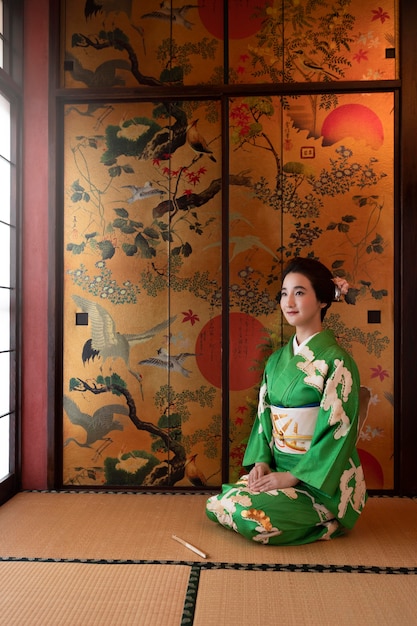 Photo belle femme japonaise dans un kimono vert